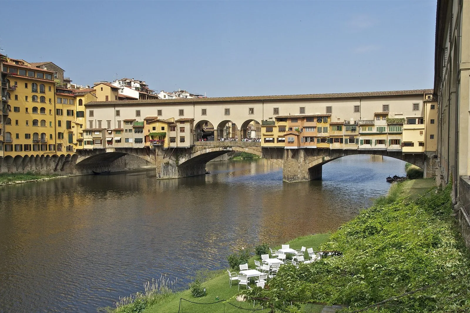 Il Ponte Vecchio di Firenze con le botteghe sospese sull'Arno in una giornata limpida